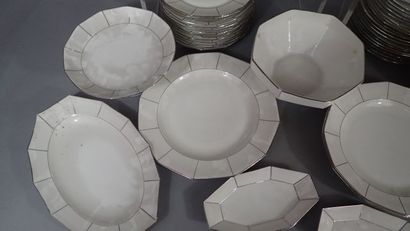LOURIOUX à FOËCY. Service en porcelaine blanche...
