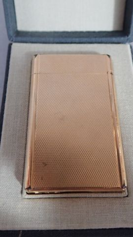 DUPONT. Briquet en métal doré à décor guilloché....