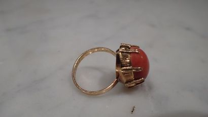 Bague en or jaune centrée d'un cabochon de...