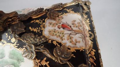 J.B.T. Important coffret en porcelaine émaillée...