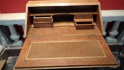 Bureau dos d'âne en noyer à décor en marqueterie...