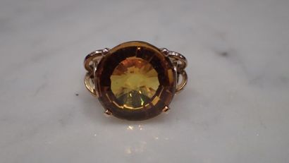 Bague en or jaune ajourée sertie d'une importante...