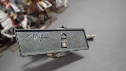 STARLUX. Important ensemble de 62 soldats...