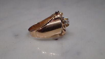 Bague tourbillon centrée d'une petite pierre...