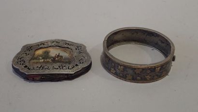 Petit porte monnaie en argent ciselé et ajouré...