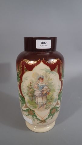Vase en verre opaque, à décor peint d'une...