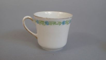 Quatre tasses avec sous-tasses et une bonbonnière...