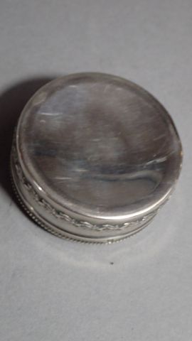 Petite boîte couverte circulaire en argent...
