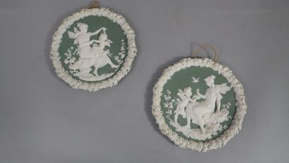 WEDGWOOD, dans le goût de. Paire de médaillons...