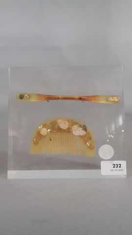 Nécessaire de coiffure composé d’un peigne...