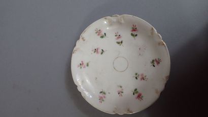Quatre tasses avec sous-tasses et une bonbonnière...