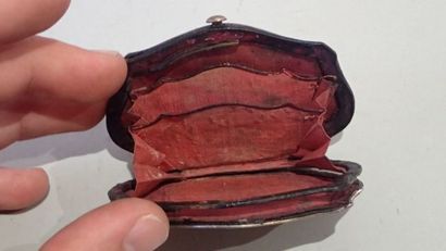 Petit porte monnaie en argent ciselé et ajouré...