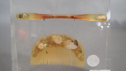 Nécessaire de coiffure composé d’un peigne...