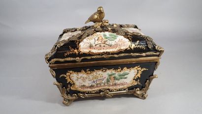 J.B.T. Important coffret en porcelaine émaillée...