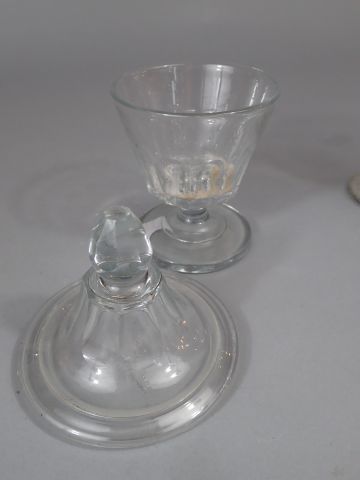 Verre sur pied en verre. Travail du XVIIIe...