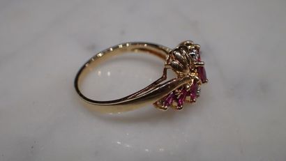 Bague en or jaune de forme mouvementée sertie...
