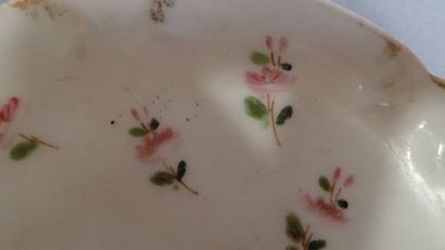 Quatre tasses avec sous-tasses et une bonbonnière...