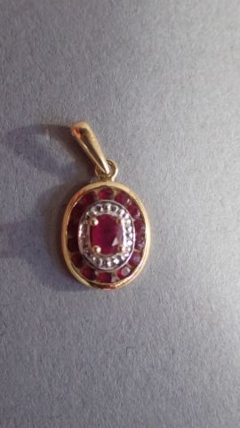 Petit médaillon en or orné de rubis (Poids...