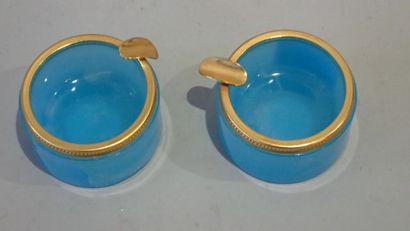 Paire de petits cendriers en verre teinté...