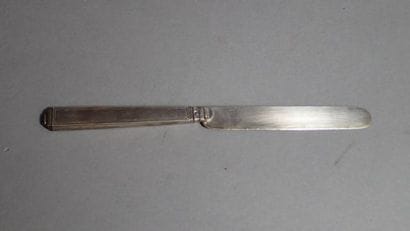 Couteau en argent 800/1000e, modèle à filets,...