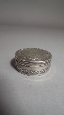 Petite boîte couverte circulaire en argent...