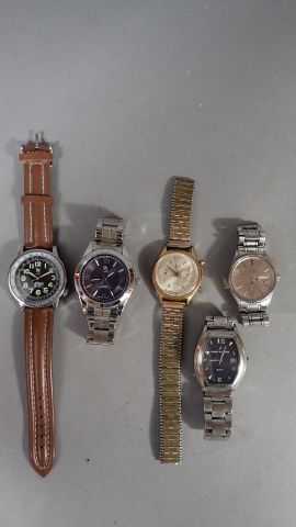Ensemble de 5 montres pour homme :
- SEIKO...