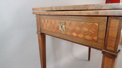 Table à jeux dite tric-trac, à décor en marqueterie...