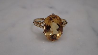 Bague en or jaune sertie d'une importante...