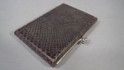 Coffret de toilette à poudrer en cuir comprenant...