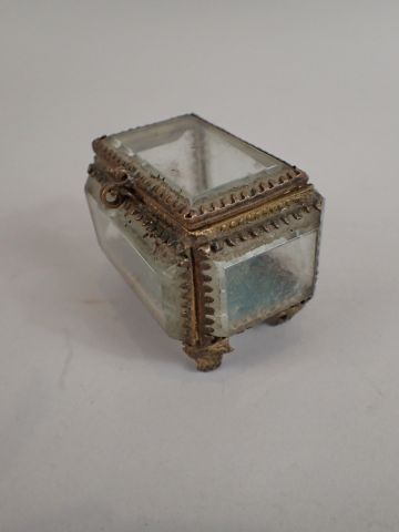 Petit coffret à bijoux en verre taillé à...