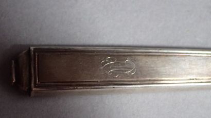 Couteau en argent 800/1000e, modèle à filets,...
