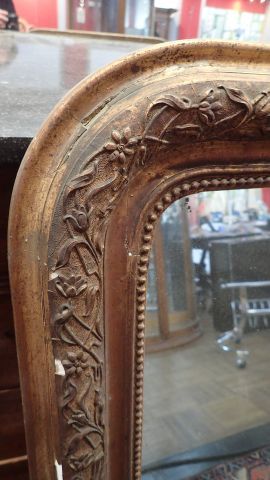 Miroir en bois stuqué doré à décor de frise...