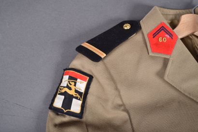 Uniforme de sortie d’un adjudant-chef du...