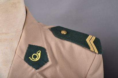 lot comprenant deux uniformes (veste et pantalon)...