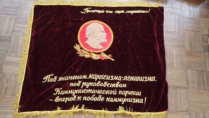 URSS. Imposant drapeau en velours bordeaux...