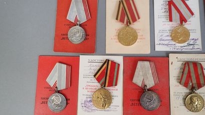 URSS. Ensemble composé de treize éléments...