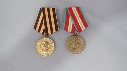 URSS. Ensemble composé de treize éléments...