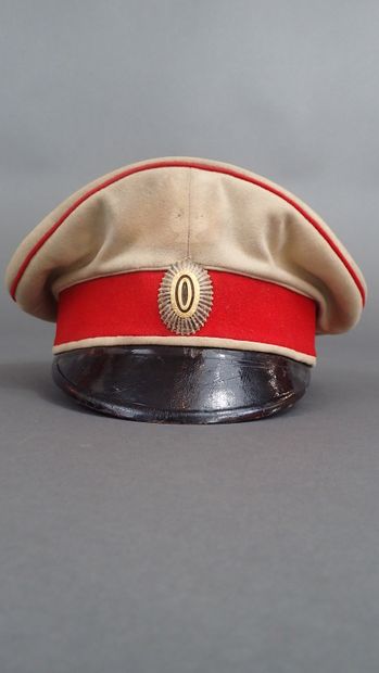 Casquette en drap blanc, bandeau et passepoil...