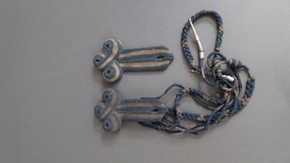 Paire d’épaulettes et fourragère. BE.