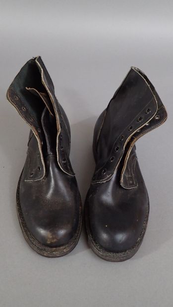 Casque F1, en acier peint kaki et daté 1986,...