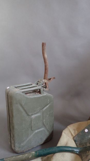 Lot: Deux chandelles ex-armée, un jerrycan,...