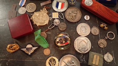 Lot de médailles de table en bronze et alliage...