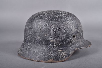 Curieuse coque de casque allemand modèle...