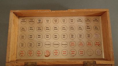 Coffret à pharmacie allemand. En bois blanc...