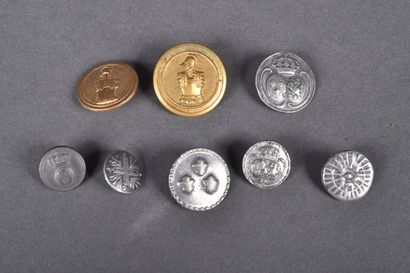 Ensemble de 8 boutons divers, de diverses...