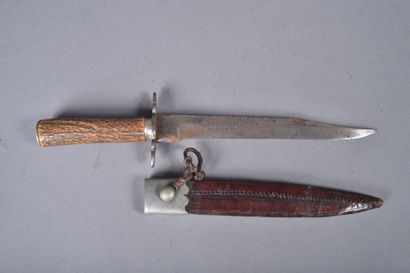 Fort couteau de chasse. La poignée en bois...