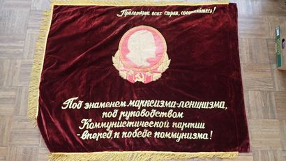 URSS. Imposant drapeau en velours bordeaux...