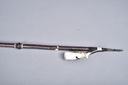 Grande pipe à fourneau en porcelaine (fêl)...