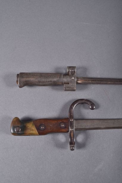 Deux baïonnettes françaises: une modèle 1874...