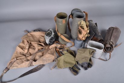 Lot d'équipement militaire : 4 paires du...